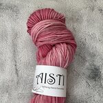Hand Finnished Aisti ohut sukka 100 g / 400 Paillettes Mansikkapehmis