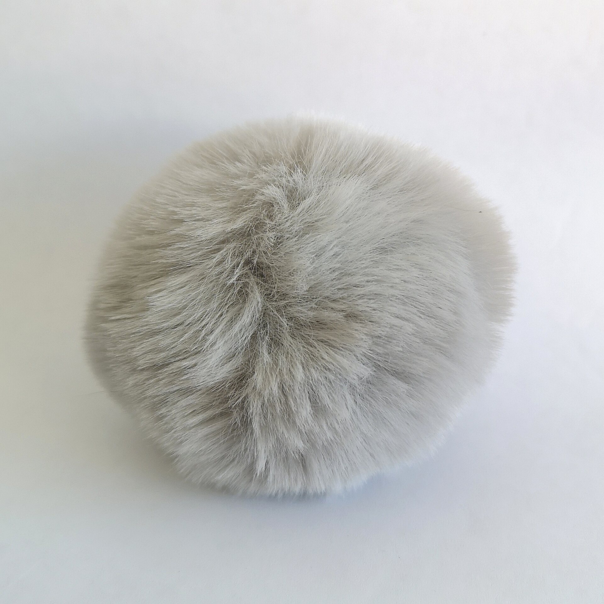 Tekoturkistupsu 8 cm Vaaleanharmaa