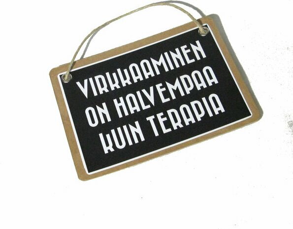 Virkkaaminen on halvempaa kuin terapia - kyltti Musta