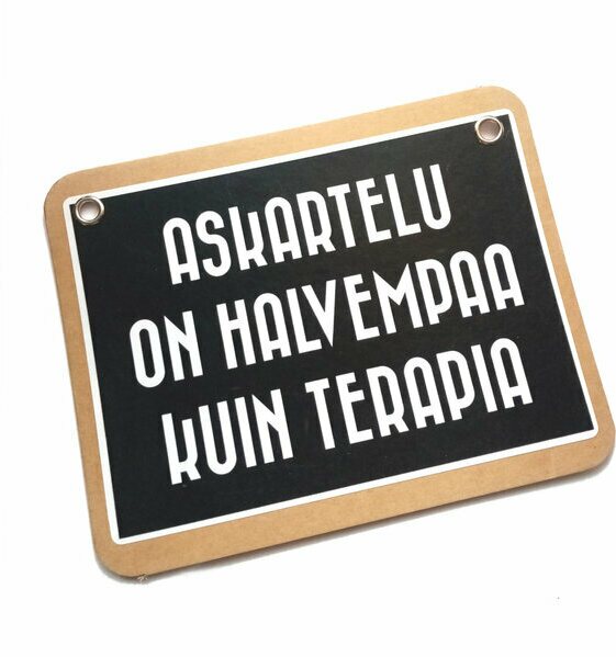 Askartelu on halvempaa kuin terapia - kyltti Musta