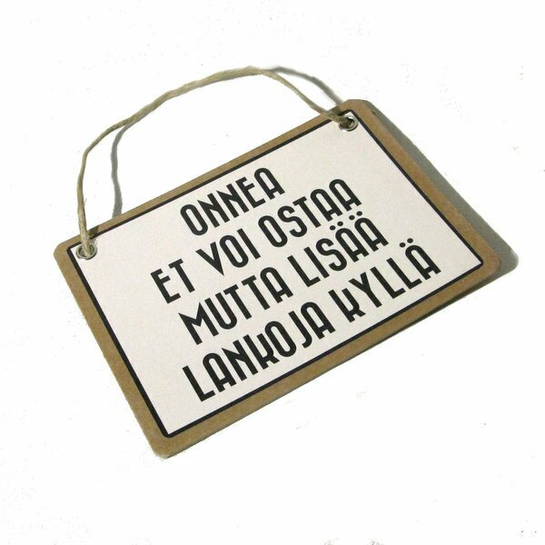 Onnea et voi ostaa mutta lisää lankoja kyllä - kyltti Kermanvalkoinen