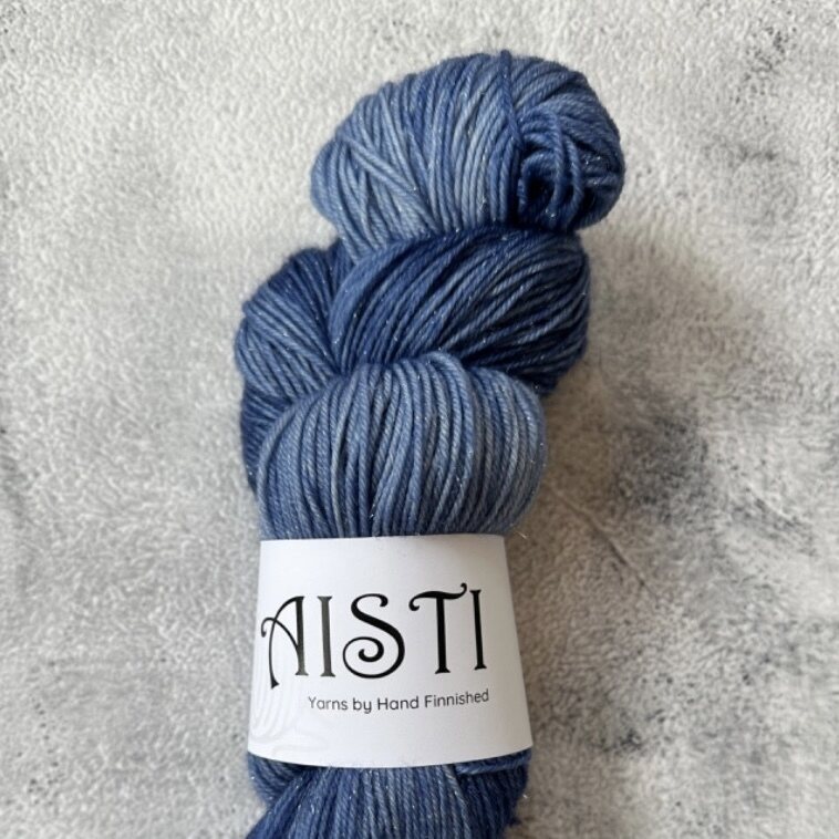 Hand Finnished Aisti ohut sukka 100 g / 400 Kimalle Sininen enkeli