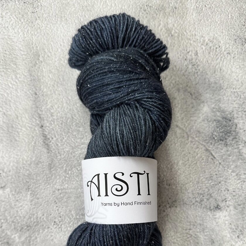 Hand Finnished Aisti ohut sukka 100 g / 400 Kimalle Mustikka yökerhossa