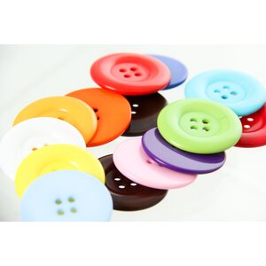 Värikäs muovinappi 37 mm 5 kpl
