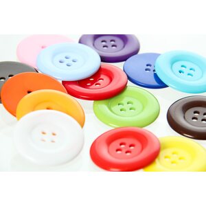 Värikäs muovinappi 37 mm 5 kpl