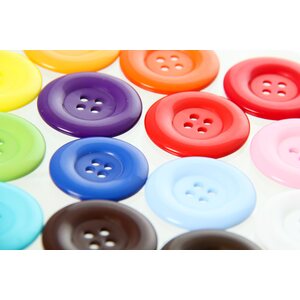 Värikäs muovinappi 37 mm 5 kpl