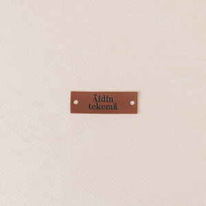 KNITS Äidin tekemä -keinonahkamerkki