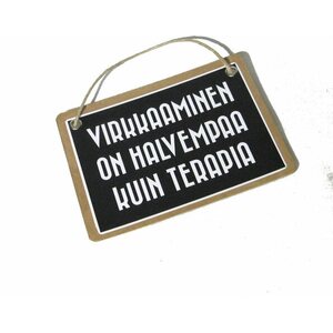 Virkkaaminen on halvempaa kuin terapia - kyltti