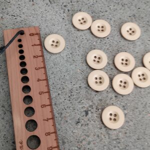 Perusnappi 18 mm beis